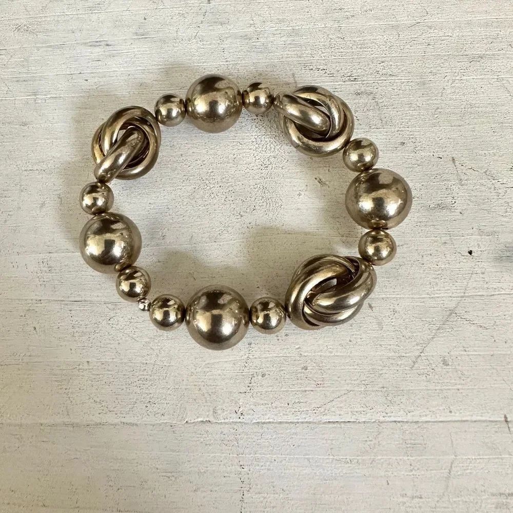 Silver tone stretchy bracelet